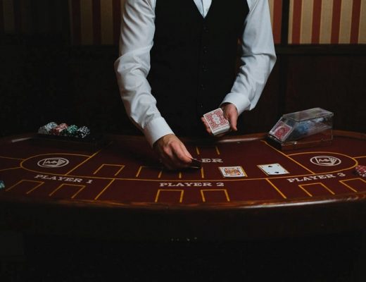 The Main Differences Between Live Poker & Online Casino Poker