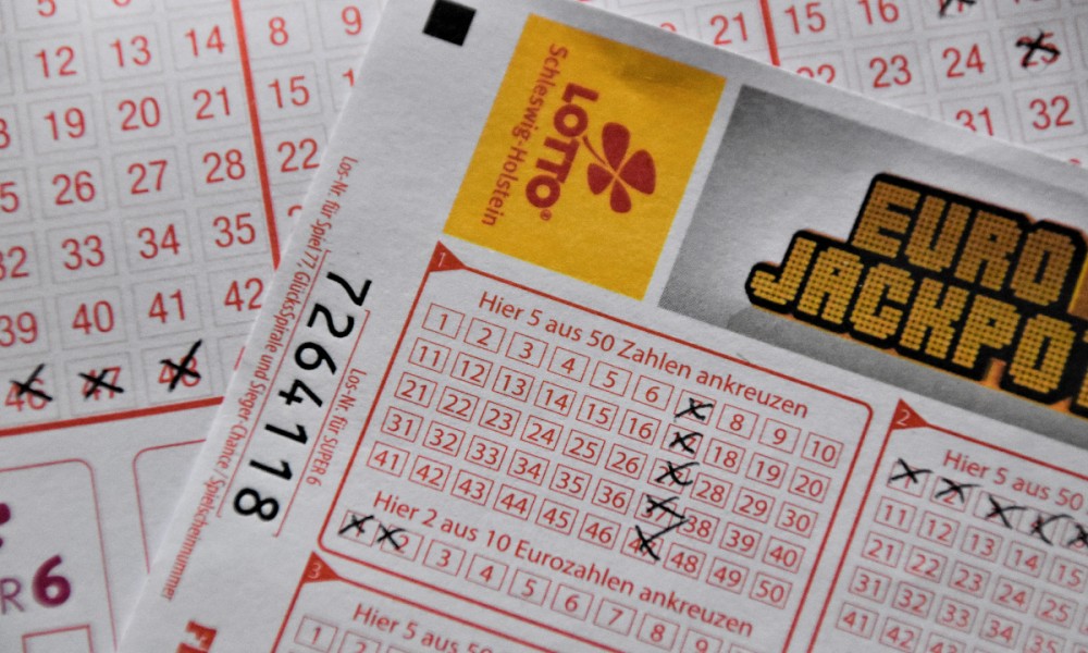 How do online lottery entries move through validation stages?